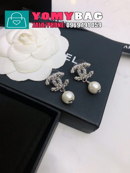Bông tai chanel màu trắng