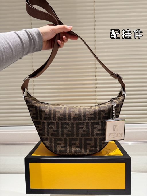 Túi xách đeo chéo Fendi vải màu nâu size 31x19 cm, túi unisex phù hợp cả nam và nữ