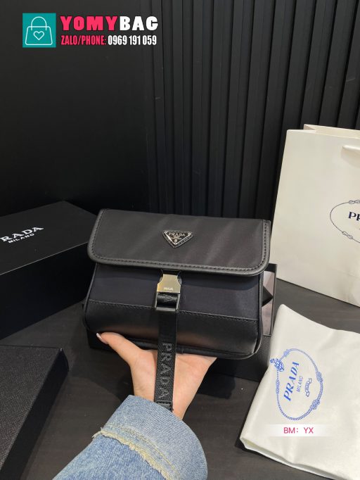 Túi xách đeo chéo Prada màu đen vải re-nylon bền bỉ size 20x17 cm