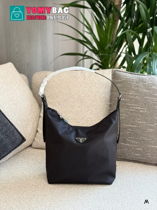 Túi xách đeo vai Prada màu đen size 28x35 cm, túi dáng cao ngăn lớn rộng đựng được nhiều món đồ