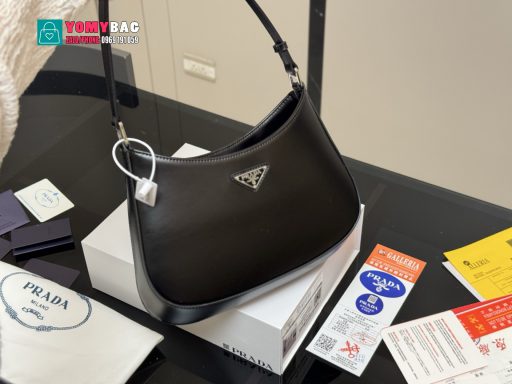 Túi xách kẹp nách Prada hobo màu đen size 28 cm thiết kế basic khóa miệng kéo kín đáo